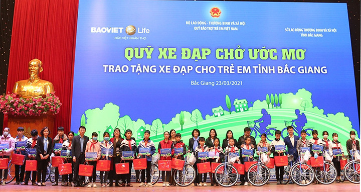 Phó Chủ tịch nước Đặng Thị Ngọc Thịnh cùng các đại biểu trao xe đạp cho học sinh hiếu học từ "Quỹ xe đạp chở ước mơ". Tặng xe đạp cho trẻ hiếu học có hoàn cảnh khó khăn -0