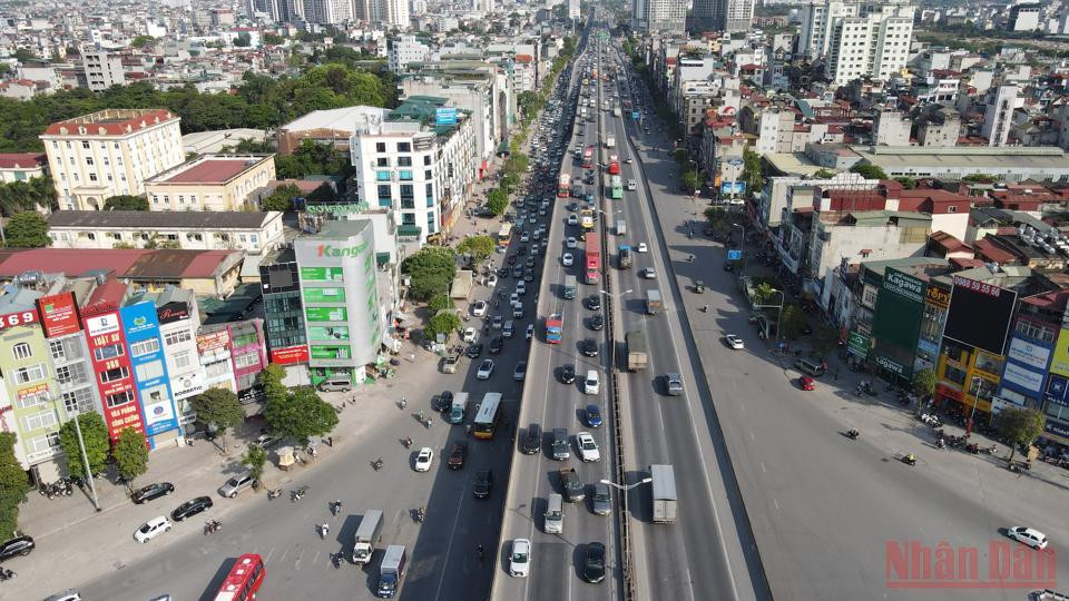 Đường Vành đai 3 trên cao và dưới thấp hướng vào trung tâm Thủ đô vào lúc 17 giờ chiều 3/5 đã “giảm nhiệt”.