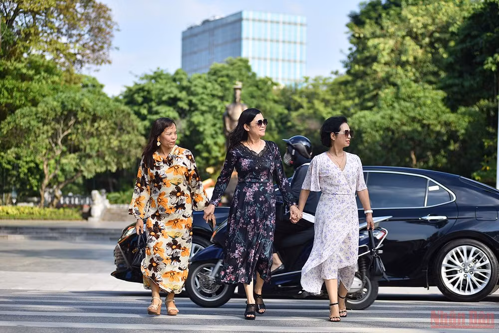 Người dân Hà Nội xuống phố dạo chơi ngày 20/10