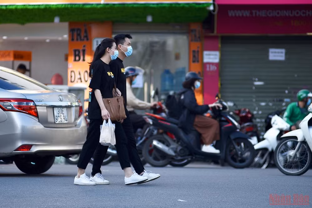 Người dân Hà Nội xuống phố du chơi ngày 20/10 -0