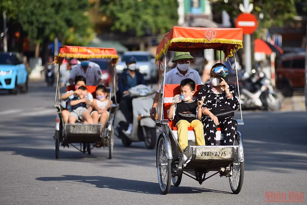 Người dân Hà Nội xuống phố du chơi ngày 20/10 -0