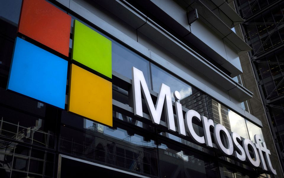 Logo của Microsoft trên một tòa nhà văn phòng ở TP New York, Mỹ. Ảnh: Reuters. Microsoft “khai tử” Internet Explorer từng thống trị trình duyệt web một thời -0