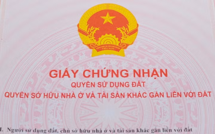 Chuyên viên phòng đăng ký đất đai cho người quen “mượn” 19 sổ đỏ.
