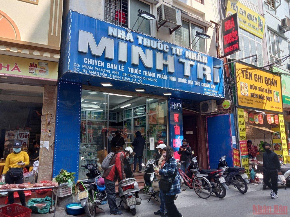 Nhiều cửa hàng bán lẻ thuốc cho biết kit test đang khan, giá có tăng so với trước. (Ảnh: SƠN BÁCH) Hà Nội: Kit test Covid-19 khan hàng, loạn giá -0