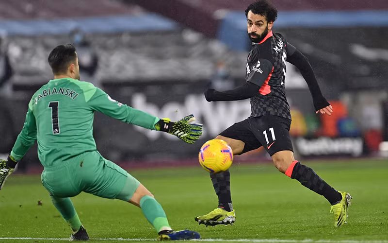 M. Salah (áo sẫm) lập cú đúp cho Liverpool.