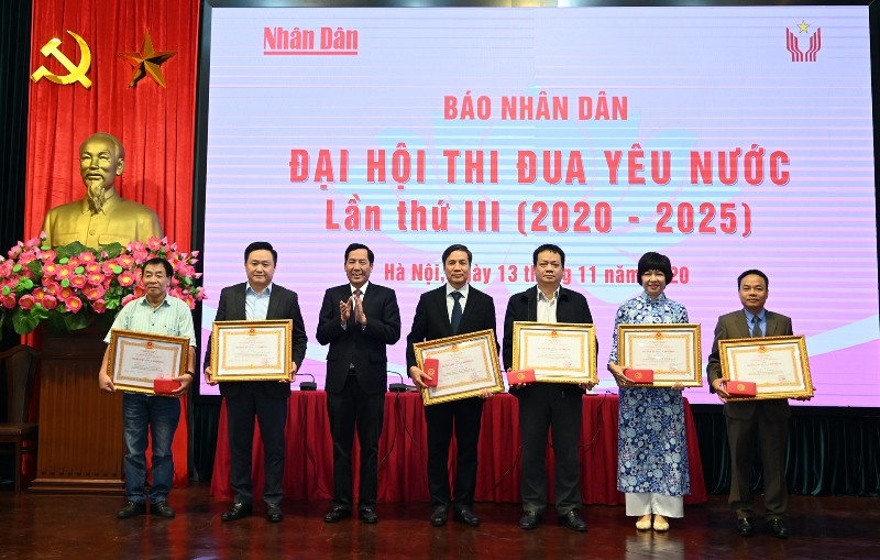 Tổng Biên tập Báo Nhân Dân Thuận Hữu thừa ủy quyền của Chủ tịch nước trao Huân chương Lao động hạng ba cho các cá nhân. Đại hội Thi đua yêu nước Báo Nhân Dân lần thứ 3 -0
