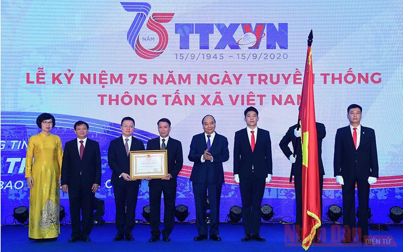 Thay mặt lãnh đạo Đảng, Nhà nước, Thủ tướng Nguyễn Xuân Phúc trao Huân chương Lao động hạng Nhất tặng TTXVN. Ảnh: TRẦN HẢI