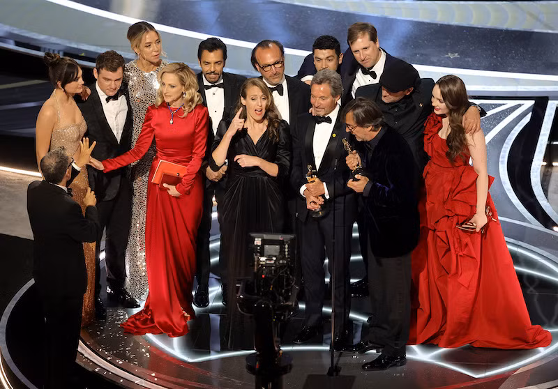 Dàn diễn viên và đoàn làm phim "CODA" nhận giải Phim hay nhất. (Ảnh: /Getty Images)