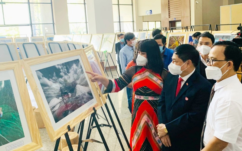 Các đại biểu tham quan triển lãm ảnh. Triển lãm ảnh nghệ thuật khu vực Nam Trung Bộ và Tây Nguyên lần thứ 26 năm 2021 -0