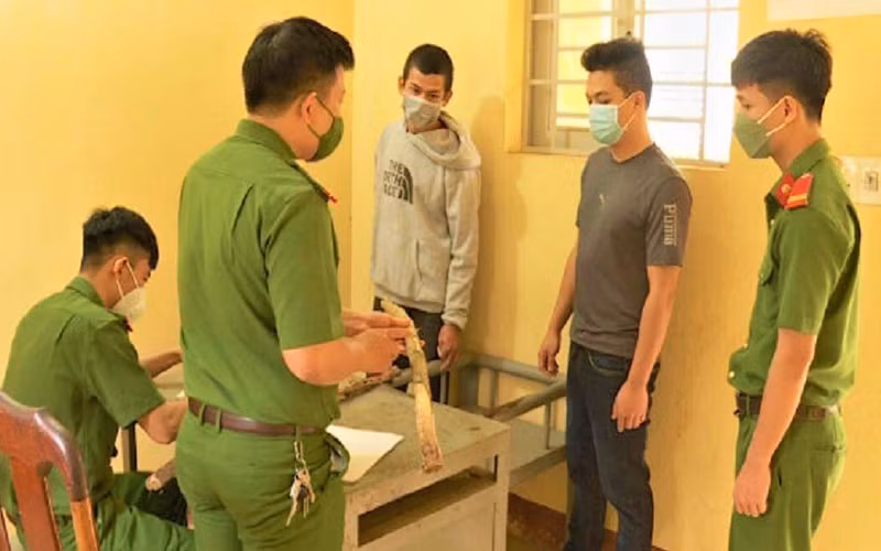 Hai đối tượng Trần Minh Phụng và Hoàng Văn Truyền tại Công an huyện Cư Kuin.