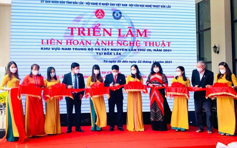 Lãnh đạo tỉnh Đắk Lắk và các đại biểu cắt băng khai mạc triển lãm.