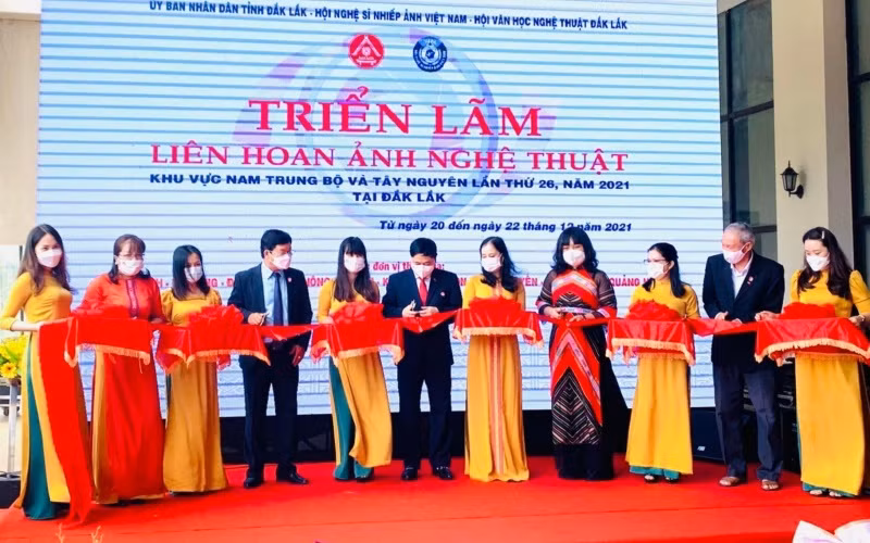 Lãnh đạo tỉnh Đắk Lắk và các đại biểu cắt băng khai mạc triển lãm.