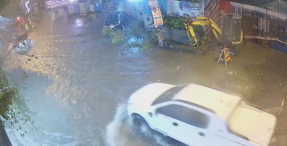 Đường Thụy Khuê khu vực Trường Chu Văn An, dốc La Pho. (Ảnh: Công ty Thoát nước Hà Nội) Hà Nội mưa lớn giờ tan tầm, nhiều khu vực bắt đầu ngập -1