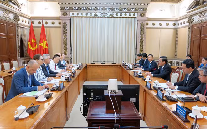 Quang cảnh buổi tiếp Thị trưởng Frankfurt Peter Feldmann của Chủ tịch UBND Thành phố Hồ Chí Minh Phan Văn Mãi. (Ảnh: TTXVN)