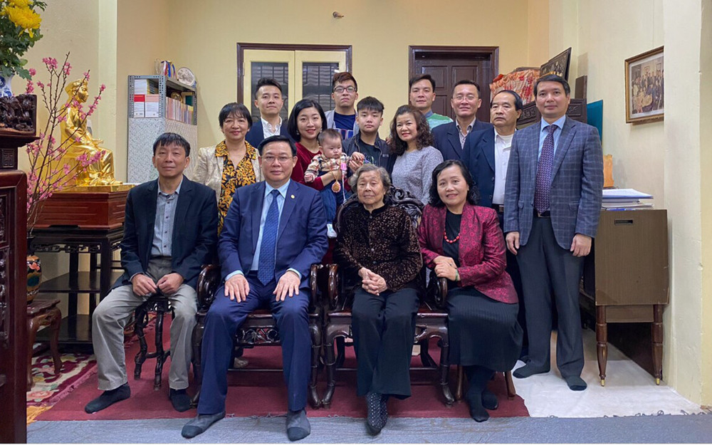 Chủ tịch Quốc hội Vương Đình Huệ chụp ảnh kỷ niệm chung với gia đình đồng chí Nguyễn Phong Sắc tại số nhà 152, phố Bạch Mai, quận Hai Bà Trưng, Hà Nội Đồng chí Nguyễn Phong Sắc: Tấm gương sáng tiêu biểu vì dân, vì nước -0