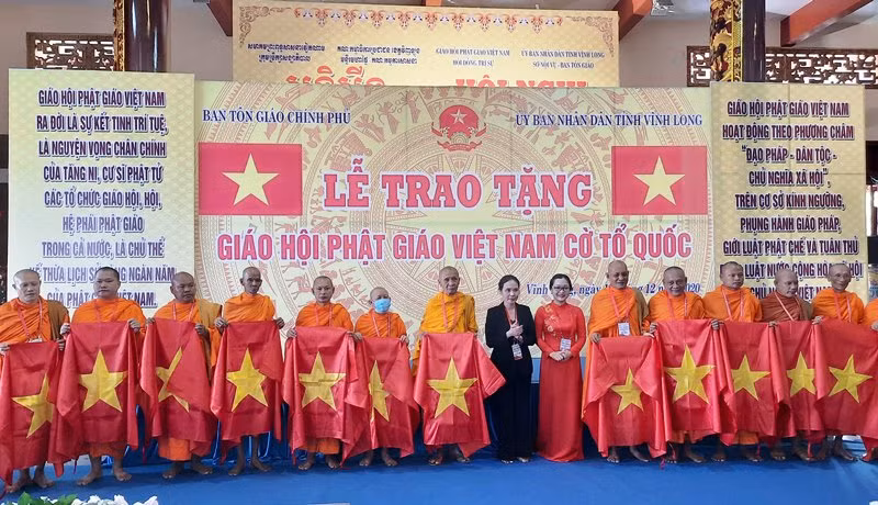 Lễ trao cờ Tổ quốc cho đại diện các cơ sở thờ tự Nam tông Khmer các tỉnh, thành phố khu vực Nam Bộ.