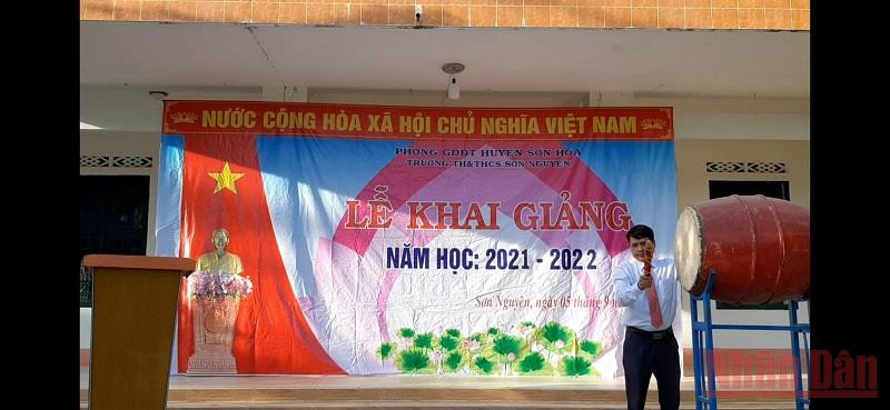 Trường Tiểu học và Trung học cơ sở Sơn Nguyên, xã Sơn Nguyên, huyện Sơn Hòa, Phú Yên tổ chức quay video lễ khai giảng và thu âm qua hệ thống truyền thanh xã, sau đó đưa phát lại trên website của trường và hệ thống loa truyền thanh xã. Phú Yên khai giảng năm học mới bằng hình thức trực tuyến -0