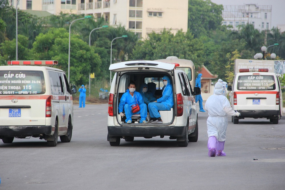 Đoàn công dân được vận chuyển an toàn về bệnh viện. Đưa 219 công dân Việt Nam từ Guinea Xích đạo về nước an toàn -0