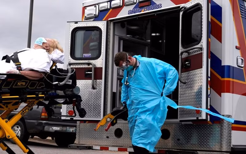 Nhân viên y tế đang chuyển người mắc Covid-19 tới bệnh viện tại Oklahoma, Mỹ. (Ảnh: Reuters)