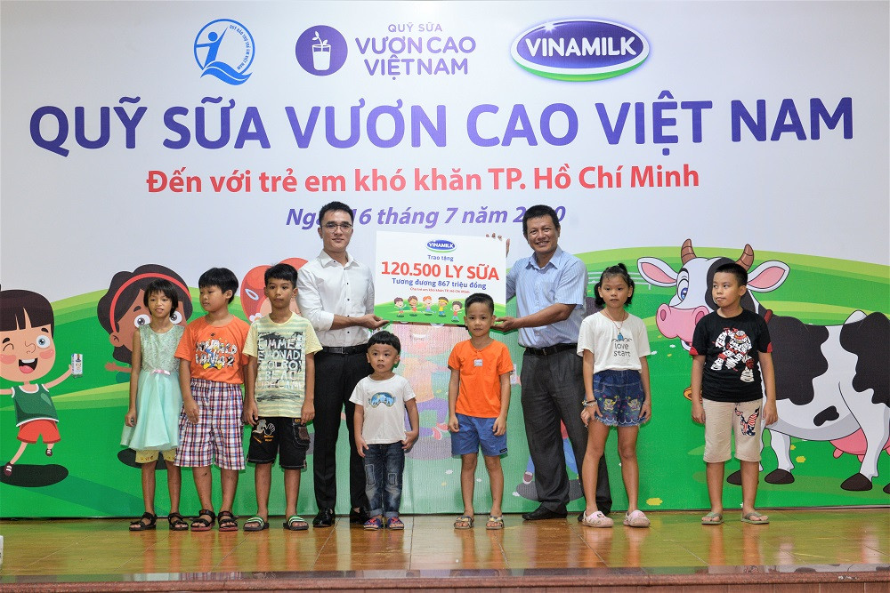 Đây cũng là một trong 10 trung tâm bảo trợ xã hội và các cơ sở nuôi dưỡng trẻ em mồ côi, khuyết tật, trẻ em có hoàn cảnh khó khăn của TP Hồ Chí Minh được Quỹ sữa Vươn cao Việt Nam và công ty Vinamilk hỗ trợ sữa năm nay. 2-1595908149077.jpg