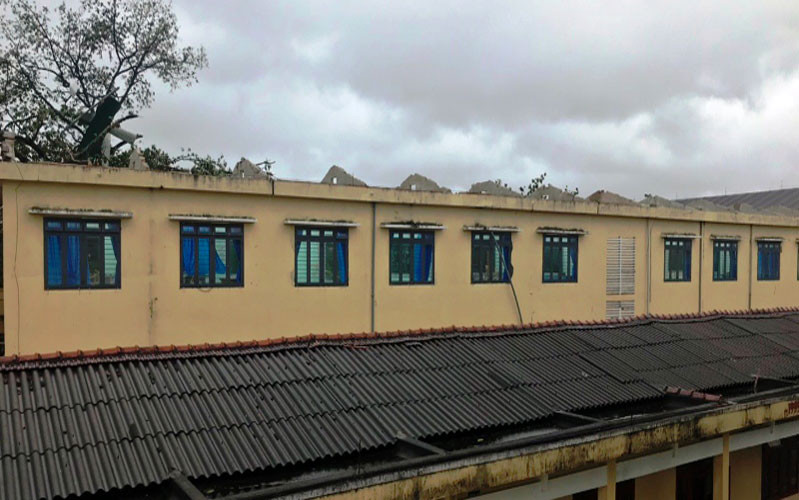 Trường học ở Quảng Ngãi bị tốc mái. bổ sung: Quảng Ngãi gió giật cấp 13 -0