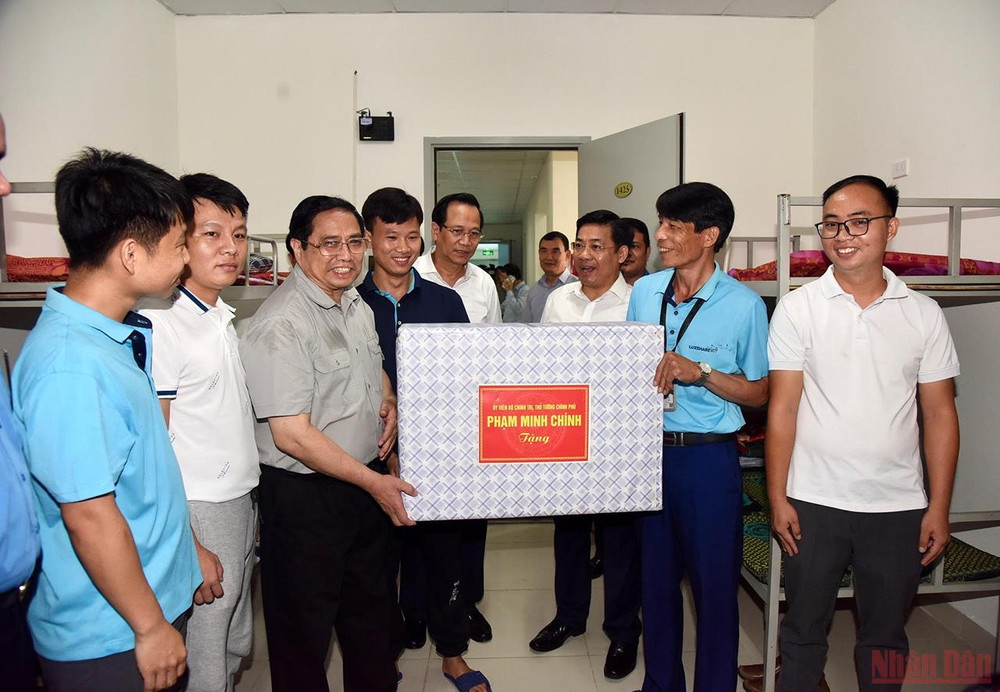 Thủ tướng Phạm Minh Chính thăm, tặng quà cho công nhân khu nhà ở xã hội tại khu công nghiệp Vân Trung, huyện Việt Yên. Thủ tướng Phạm Minh Chính thăm công nhân ở khu công nghiệp tỉnh Bắc Giang -2