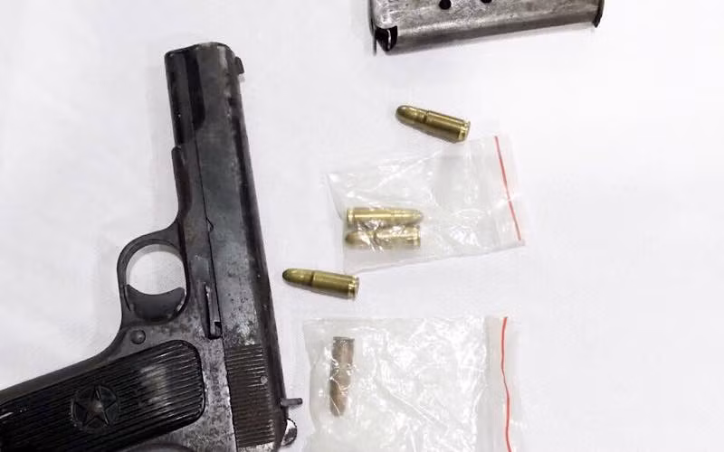 Một trong hai khẩu súng công an thu giữ. (Ảnh: Công an TP Cần Thơ)