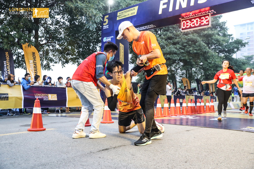 Một số đã nỗ lực về đích dù đã kiệt sức. 5000 vận động viên tham dự Longbien Marathon 2020 -0