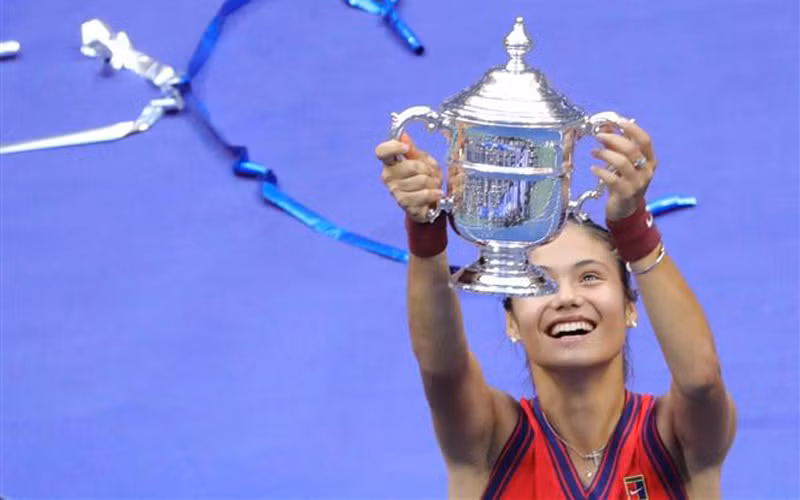 Emma Raducanu đoạt Cúp vô địch đơn nữ tại US Open 2021 ở New York (Mỹ), ngày 11/9/2021. (Ảnh: AFP/TTXVN)