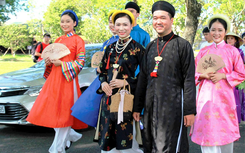 Áo dài ngũ thân nam và nữ truyền thống Huế được nhiều nhóm thanh niên yêu thích cổ phục quan tâm. Bảo tồn, phát huy bản sắc văn hóa, con người xứ Huế -0