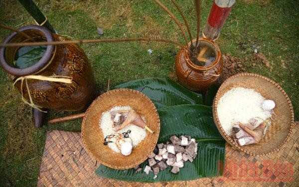 Một số vật phẩm trong lễ cưới như rượu, thịt, gạo, cuộn chỉ. (Ảnh: THÀNH ĐẠT) Độc đáo lễ cưới người Ba Na -0