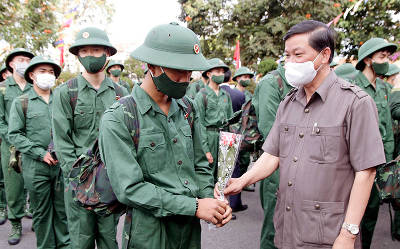 Bí thư Tỉnh ủy Lâm Đồng Trần Đức Quận động viên tân binh trước giờ lên đường làm nhiệm vụ xây dựng và bảo vệ Tổ quốc. Lâm Đồng tổ chức lễ giao nhận quân trang nghiêm và an toàn -0