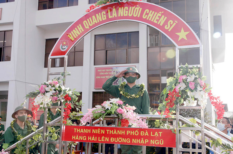 Các tân binh qua cầu vinh quang lên đường nhập ngũ. Lâm Đồng tổ chức lễ giao nhận quân trang nghiêm và an toàn -0
