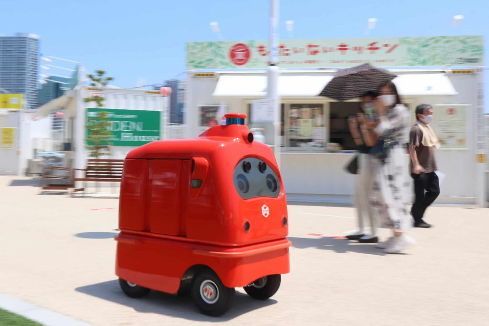 Màn trình diễn của DeliRo, một loại robot giao mì tại nhà ga Takanawa Gateway ở Tokyo, Nhật Bản. Robot này nhận tiền thanh toán từ điện thoại thông minh. (Ảnh: Yoshio Tsunoda/AFLO/Rex/Shutterstock) 5.jpg -1