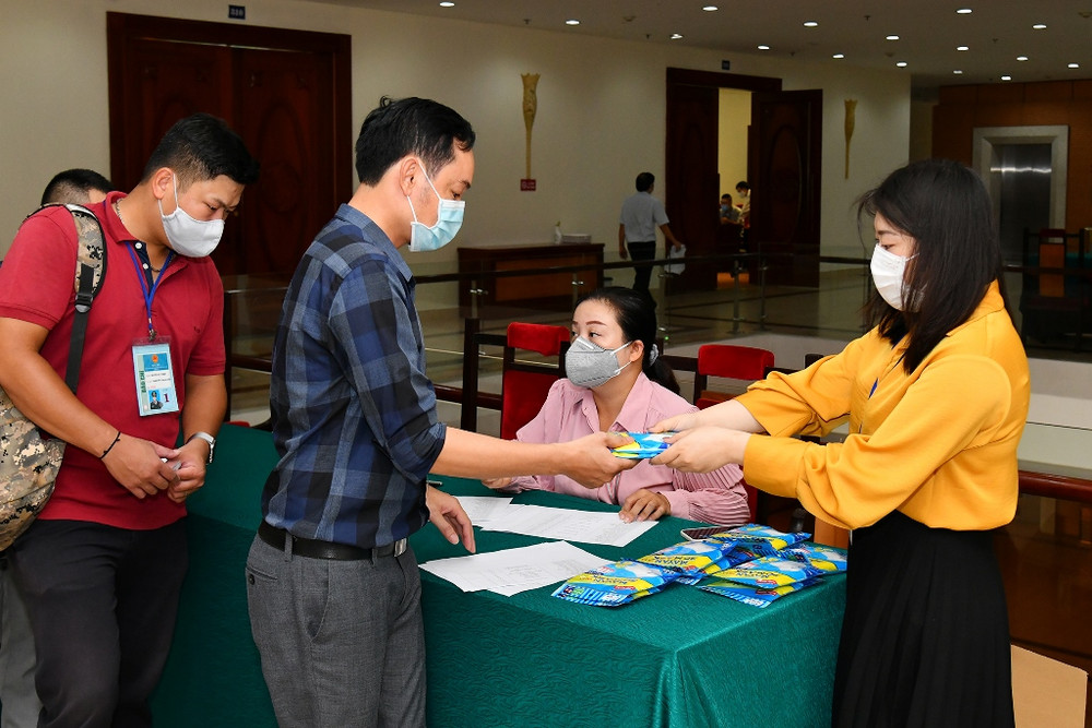 Văn phòng Quốc hội chuẩn bị khẩu trang kháng khuẩn cho tất cả phóng viên tác nghiệp tại kỳ họp. Bảo đảm phòng dịch khi tác nghiệp tại Kỳ họp thứ nhất Quốc hội khóa XV -0