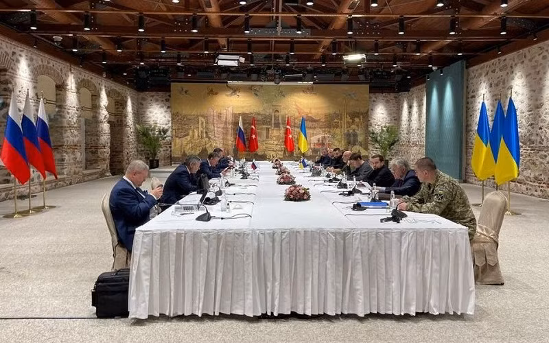 Các thành viên của phái đoàn đàm phán Nga và Ukraine tham dự cuộc hội đàm tại Istanbul, Thổ Nhĩ Kỳ, ngày 29/3/2022. (Ảnh: Văn phòng Báo chí Tổng thống Ukraine/REUTERS)