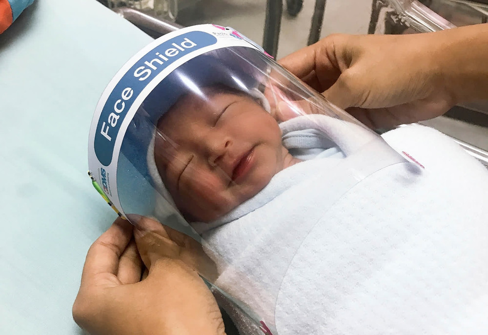 Y tá chỉnh lại tấm chắn mặt của em bé sơ sinh tại một bệnh viện ở tỉnh Samut Prakan, Thái Lan. (Ảnh: CNN) 1 -0