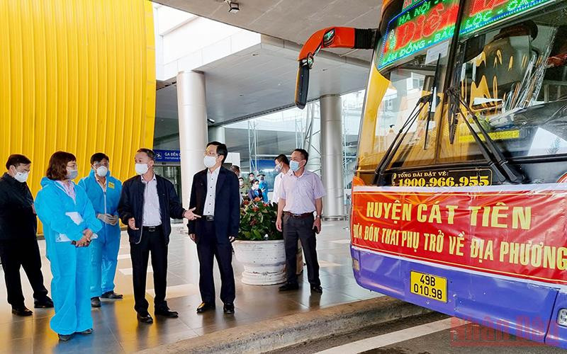 Chủ tịch UBND tỉnh Lâm Đồng kiểm tra các khâu chuẩn bị đón người dân về địa phương tại sân bay Liên Khương. 2_Chu_tich_tinh_kiem_tra_cac_kha-1630746708896.jpg