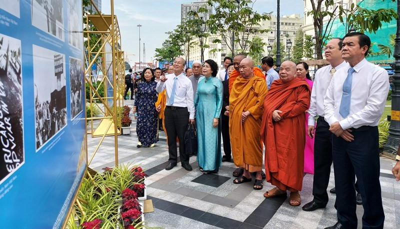 Lãnh đạo thành phố, đại diện các cơ sở tôn giáo tham quan triển lãm. Triển lãm 90 năm Ngày thành lập Mặt trận Dân tộc thống nhất Việt Nam -0