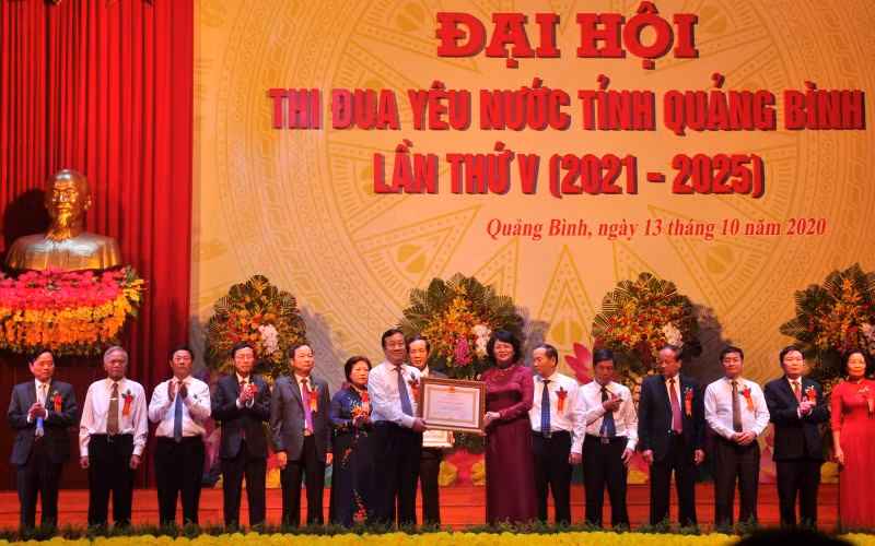 Phó Chủ tịch nước trao tặng Huân chương Lao động cho các cá nhân thành tích xuất sắc.