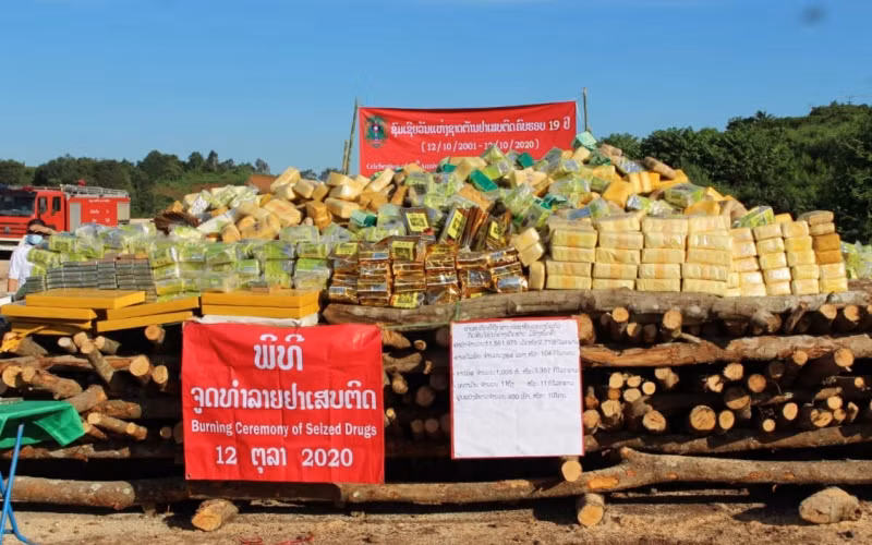 Tiêu hủy ma túy tại tỉnh Bokeo - tỉnh có nhiều vấn đề phức tạp liên quan tội phạm buôn bán ma túy.