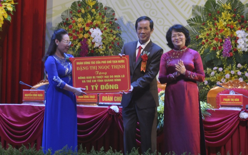 Phó Chủ tịch nước trao tiền ủng hộ tỉnh Quảng Bình. Phó Chủ tịch nước Đặng Thị Ngọc Thịnh dự Đại hội Thi đua yêu nước tỉnh Quảng Bình -0