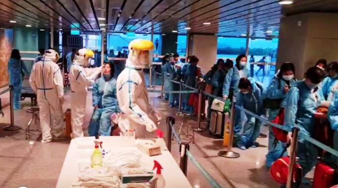 Lực lượng kiểm dịch y tế sân bay tiến hành lấy mẫu xét nghiệm SARS-CoV-2 cho các công dân. Đà Nẵng, Quảng Nam tiếp nhận, cách ly gần 500 công dân về từ Hàn Quốc -0