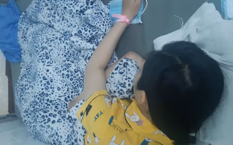 Nữ sinh Y. đang điều trị bệnh viện.