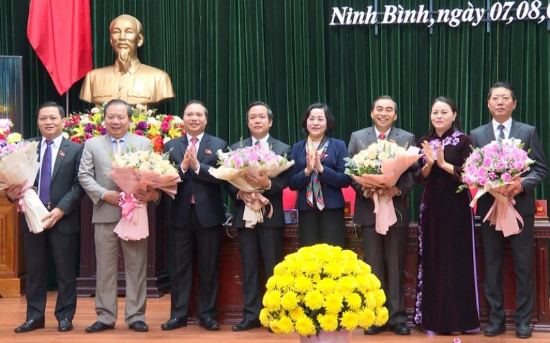 Đại diện Ban Tổ chức Trung ương, lãnh đạo Tỉnh ủy Ninh Bình tặng hoa chúc mừng lãnh đạo mới, cũ của UBND tỉnh Ninh Bình. Ông Phạm Quang Ngọc được bầu giữ chức vụ Chủ tịch UBND tỉnh Ninh Bình -0