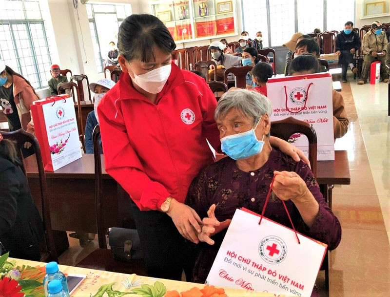 Hội Chữ thập đỏ tỉnh Đắk Lắk trao tặng quà cho nạn nhân chất độc da cam nhân dịp Tết Nhâm Dần 2022. Hàng nghìn suất quà Tết đến với người nghèo, người dân biên giới tỉnh Đắk Lắk -0