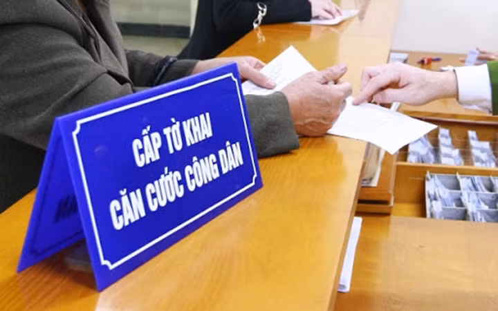 Khi tham gia các giao dịch thì công dân có thể xuất trình Căn cước công dân (có thông tin về số định danh cá nhân).