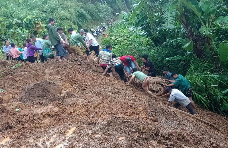 Người dân địa phương phát hiện kịp thời, cứu được nạn nhân Lò Thị Châu bị đất đá sạt lở vùi lấp khi đang lưu thông trên đường. Hai người bị thương và mất tích do mưa lớn ở Lai Châu -0