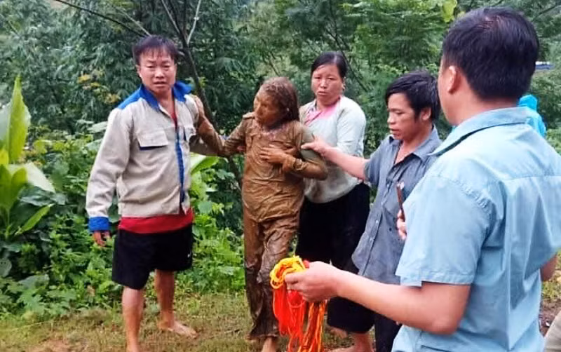 Nạn nhân Lò Thị Châu bị đất đá sạt lở vùi lấp, được người dân kịp thời cứu thoát.