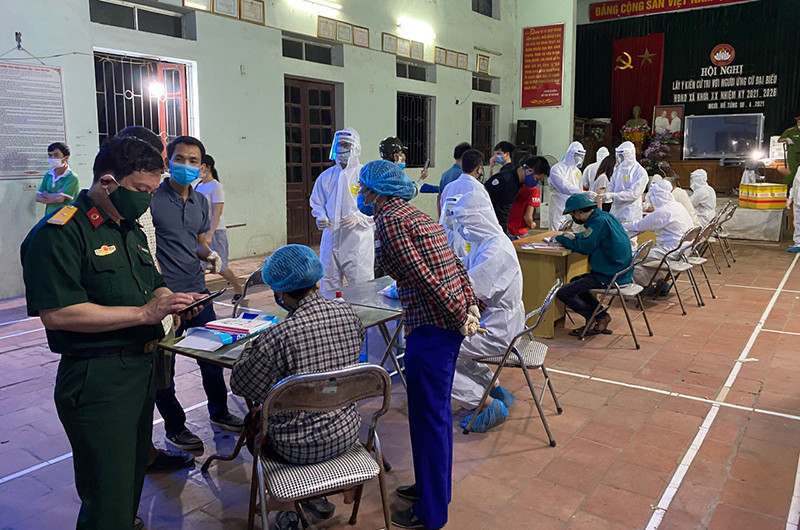 Cơ quan chức năng lấy mẫu xét nghiệm cho người dân huyện Thuận Thành (Bắc Ninh).